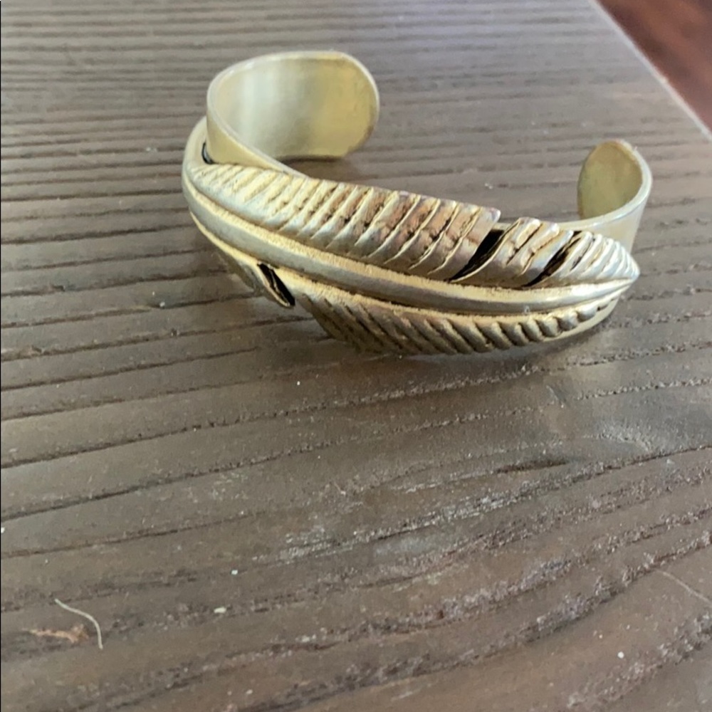 NEW Gold Metal Feather Cuff Beautiful Bracelet